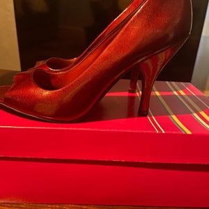 Open toe pump Rudy red size 9M